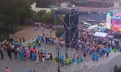 The platform installed in the concert area could not withstand the strong wind and fell to the ground.