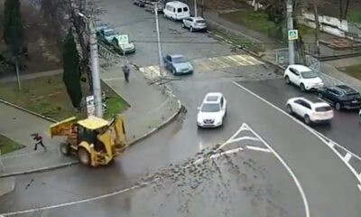 The construction tractor, which lost control, broke the guardrails and almost killed the young man walking in the park.