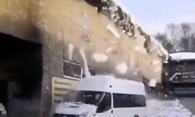 As the snow melts, the snow on the roof falls rapidly to the ground like an avalanche.