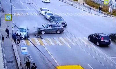 The car on the other road collided with the car turning left to make a turn, the crashed car headed straight for the pedestrians' road
