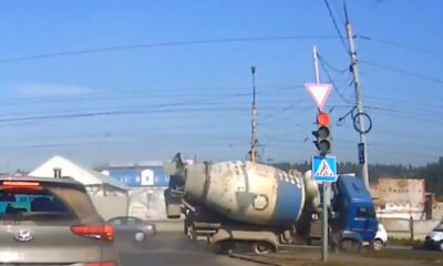 The driver, who endangered people's lives by speeding with the ambition of earning more, turned the cement truck upside down.