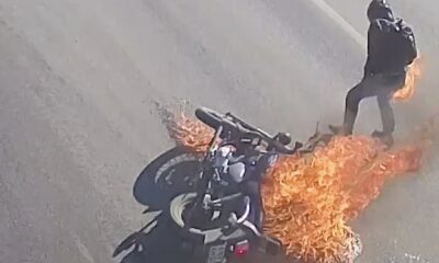 After the motorcycle fell to the ground on the bend, it started to burn as a result of spilling gasoline.